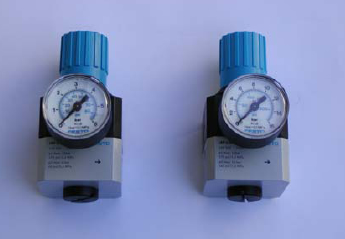 Pressure-reducing station with manometer